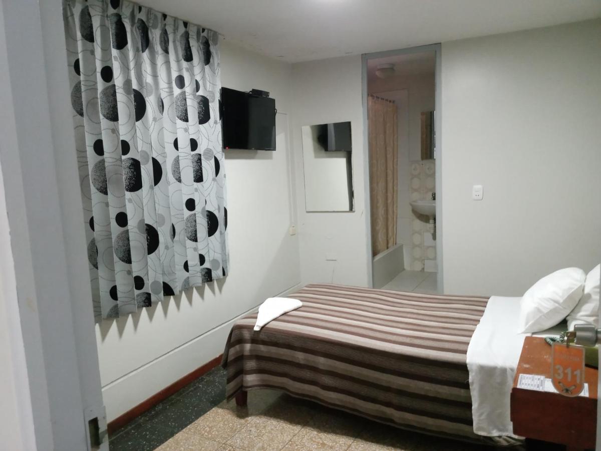 Hotel Plazza Чиклайо Экстерьер фото