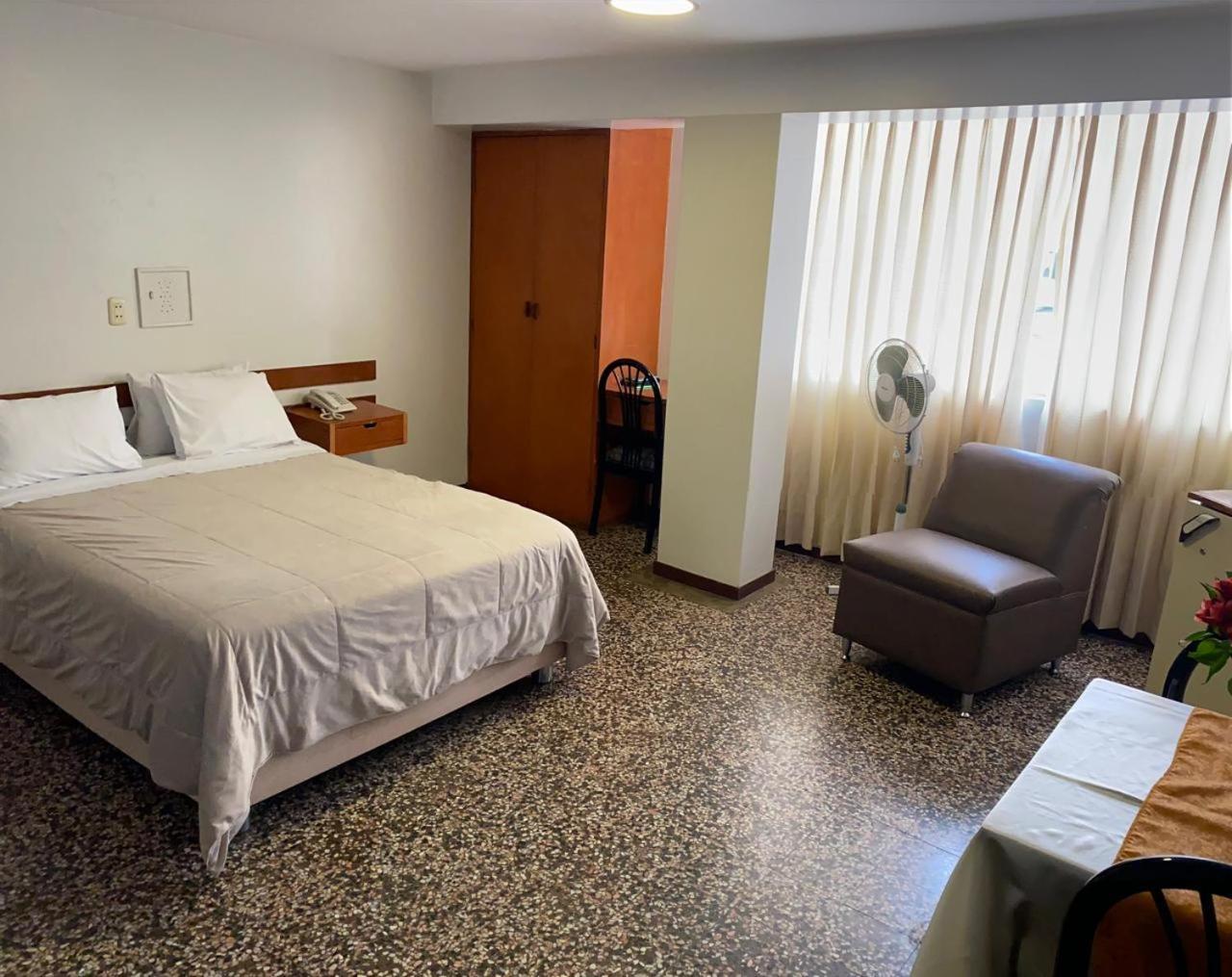 Hotel Plazza Чиклайо Экстерьер фото