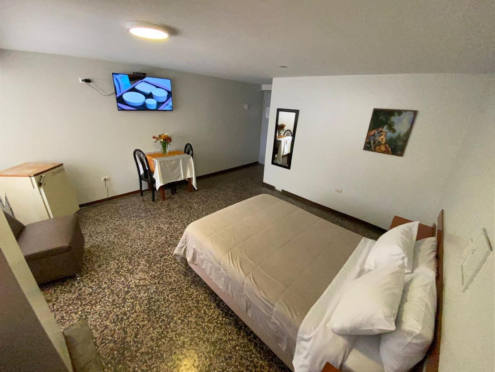 Hotel Plazza Чиклайо Экстерьер фото
