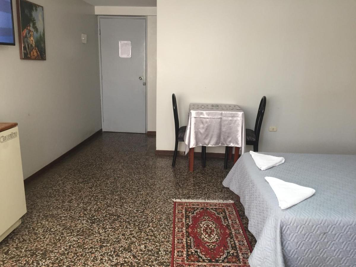 Hotel Plazza Чиклайо Экстерьер фото